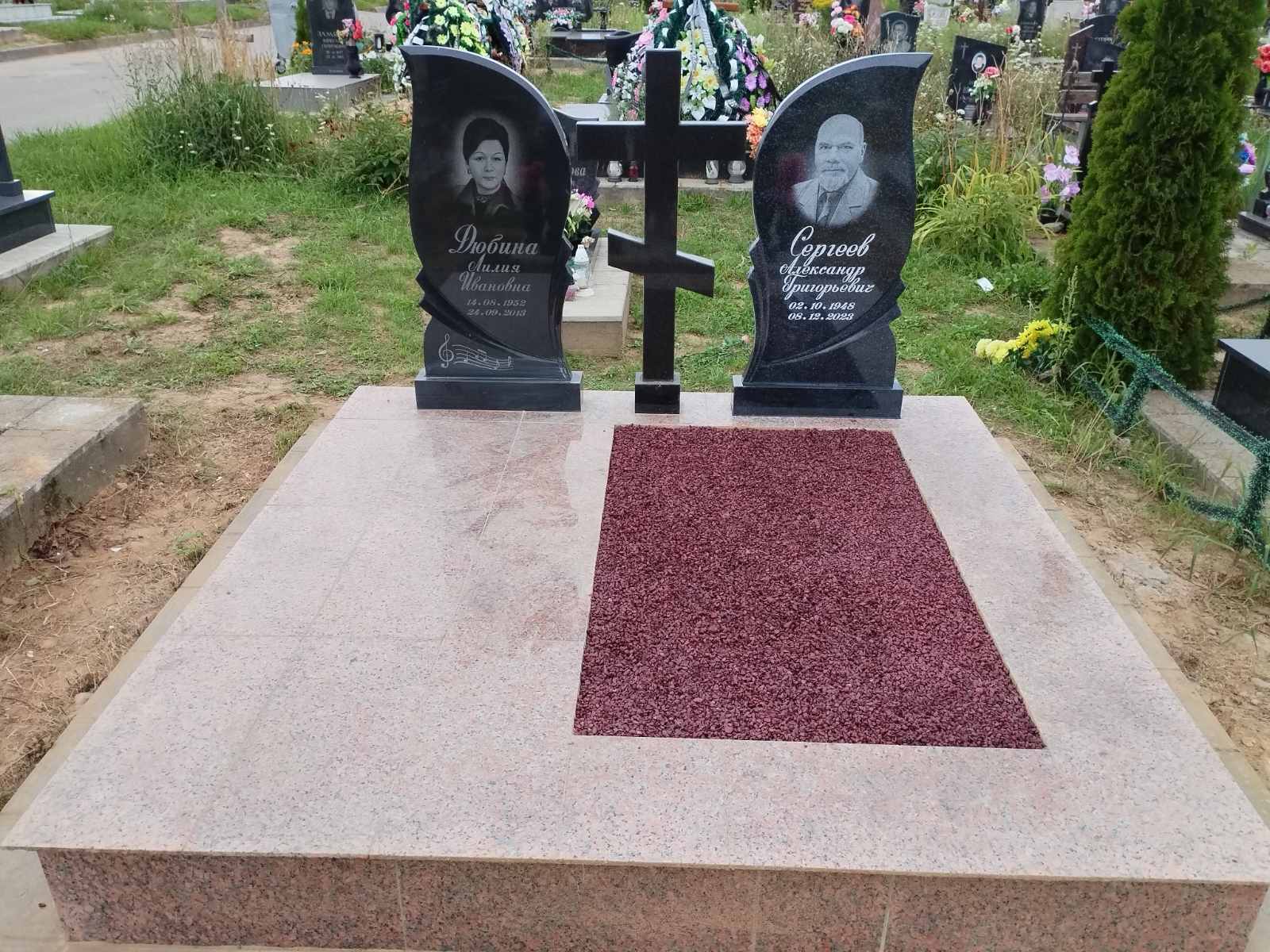 Двойной памятник с одиночным надгробем