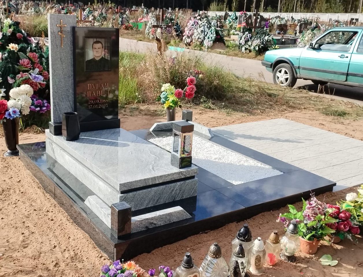 Одиночный памятник с парящей плитой 