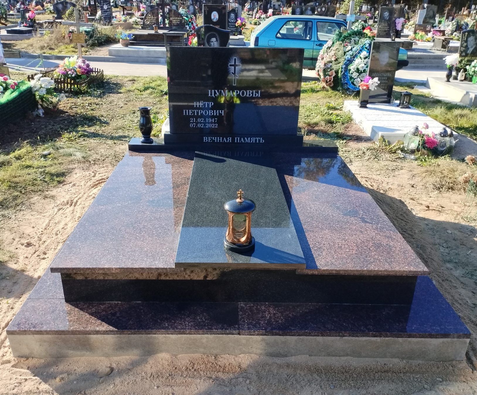 Двойной памятник с одиночным надгробем