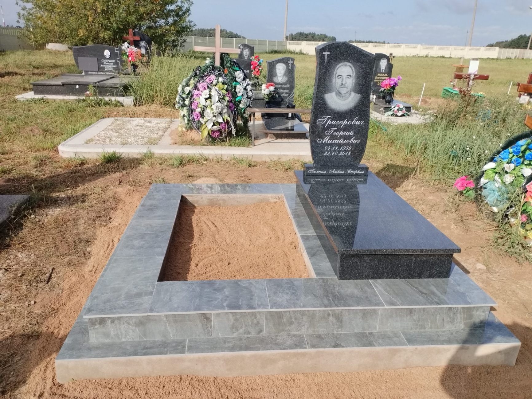 Одиночный памятник с подхоронкой