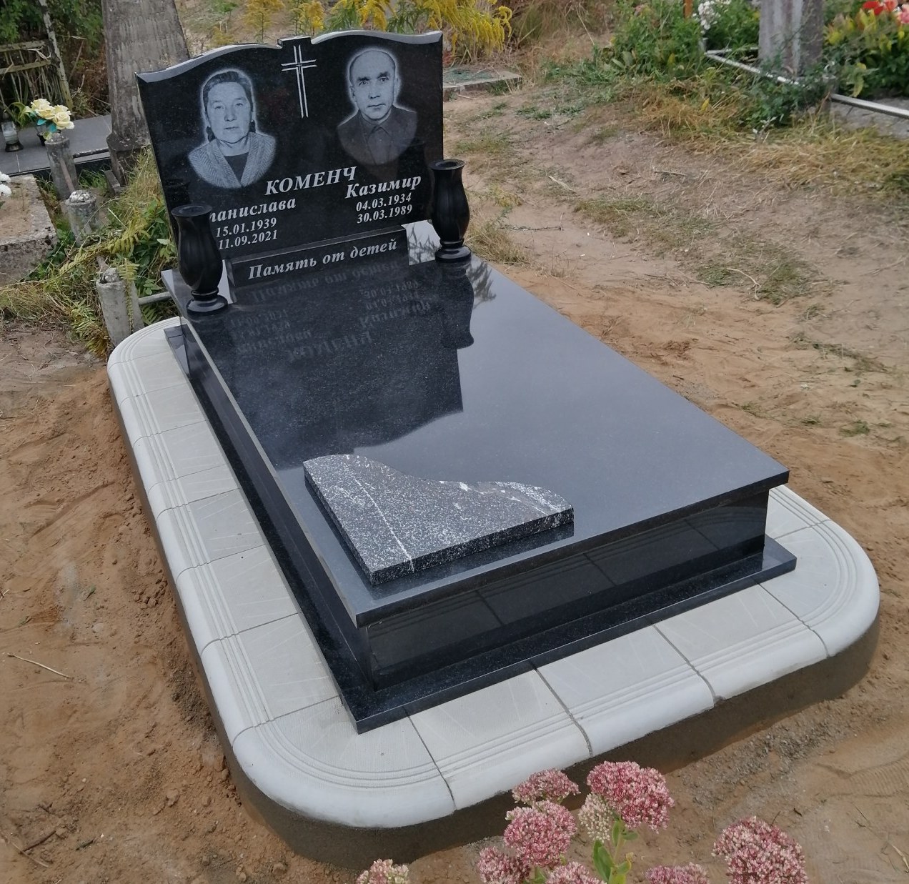 Двойной памятник с одиночным надгробем