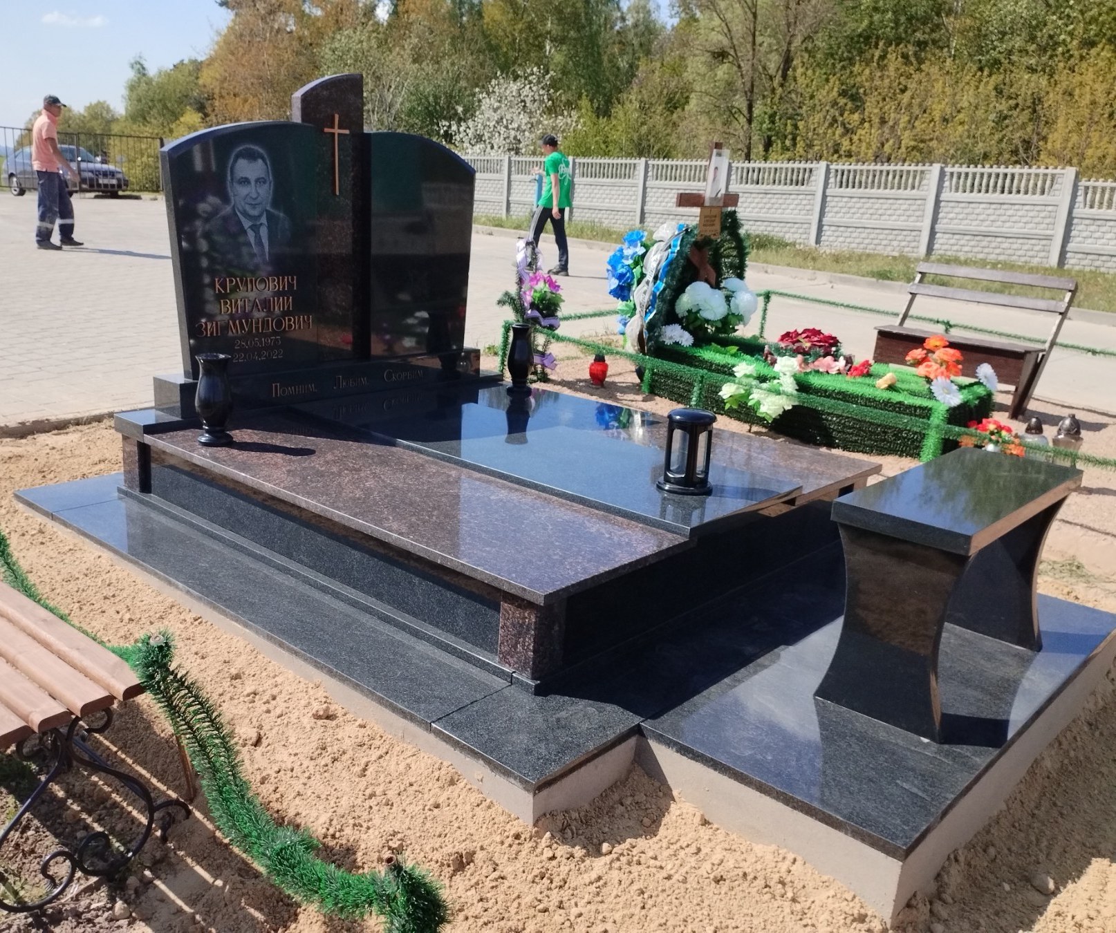 Двойной памятник с отдельлными надгробиями