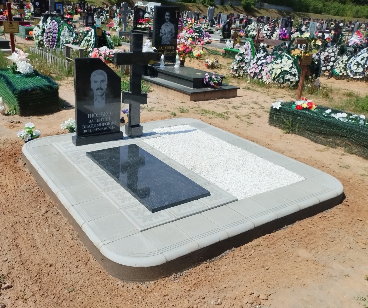 Двойной памятник с одиночным надгробем