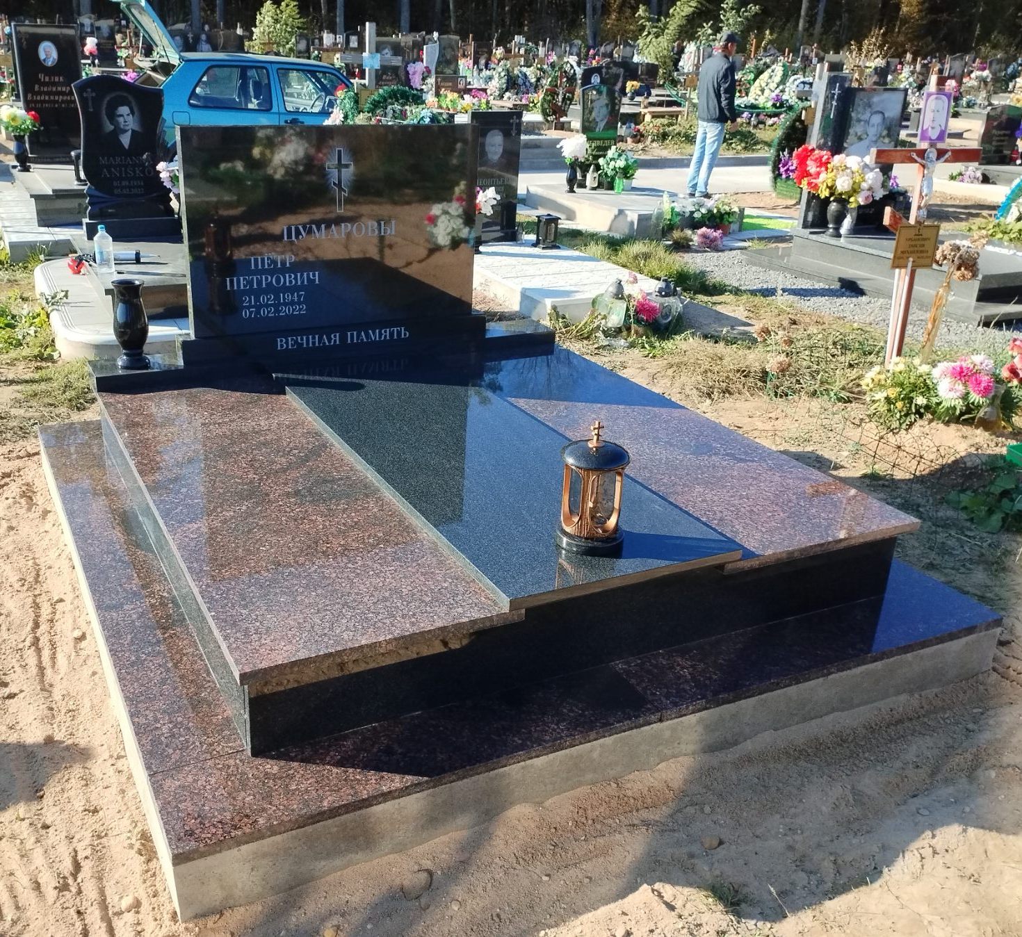 Двойной памятник с одиночным надгробем