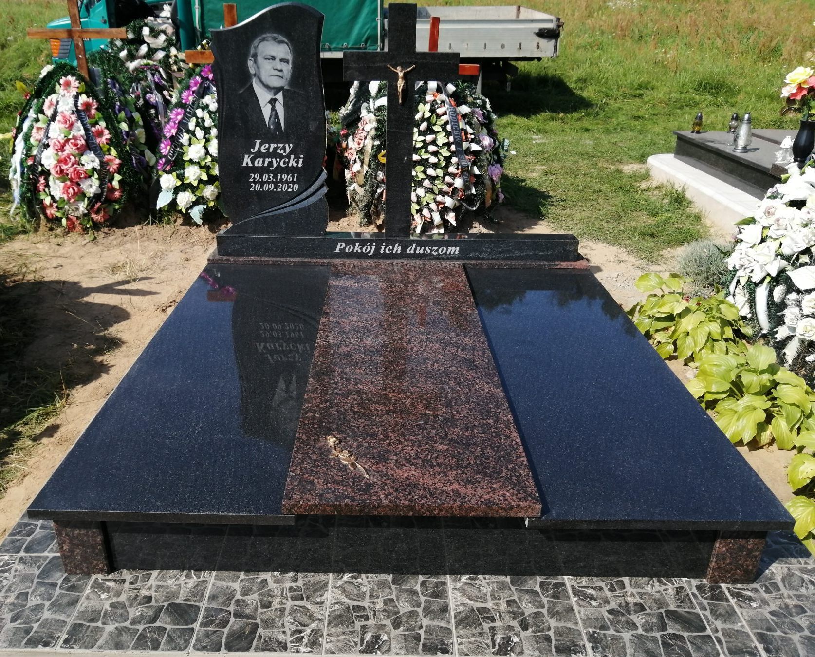 Двойной памятник с одиночным надгробем