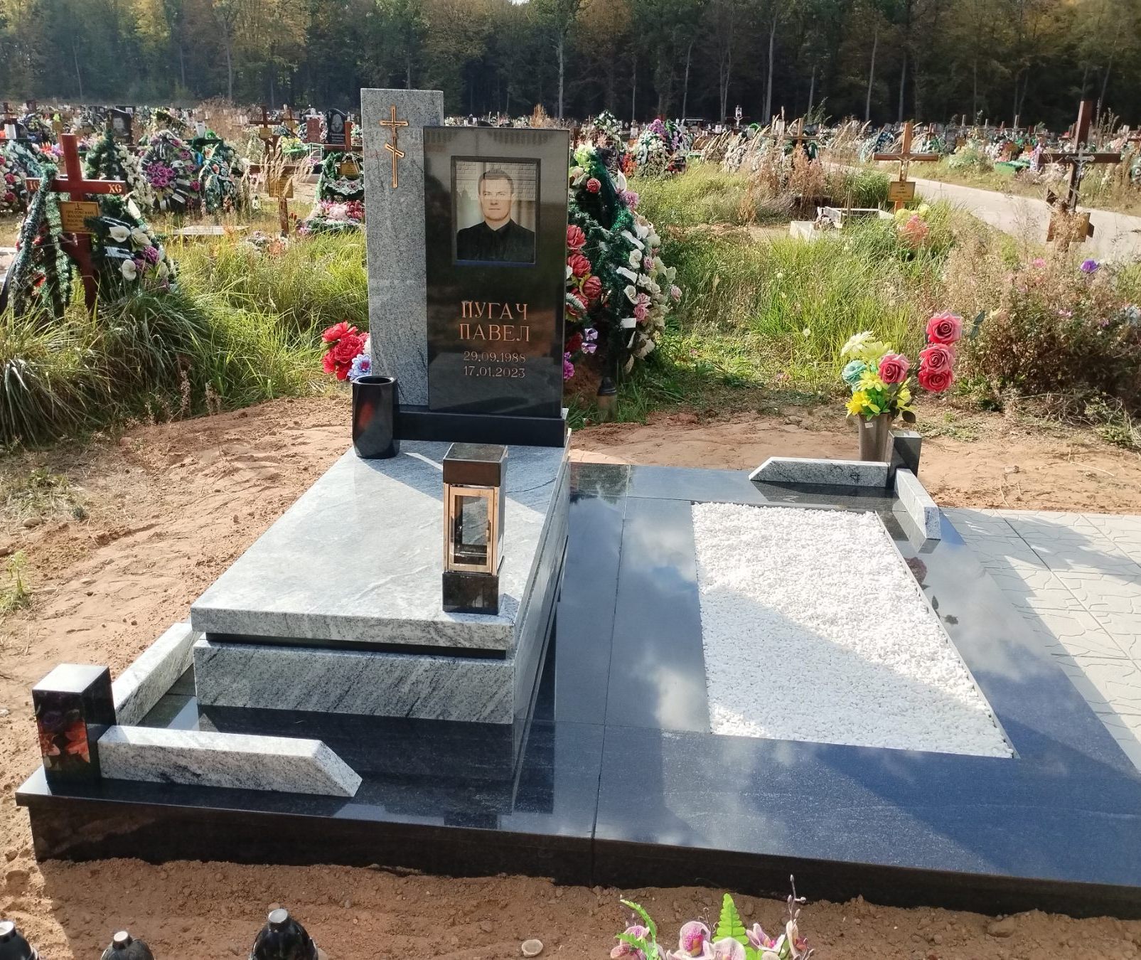 Одиночный памятник с парящей плитой
